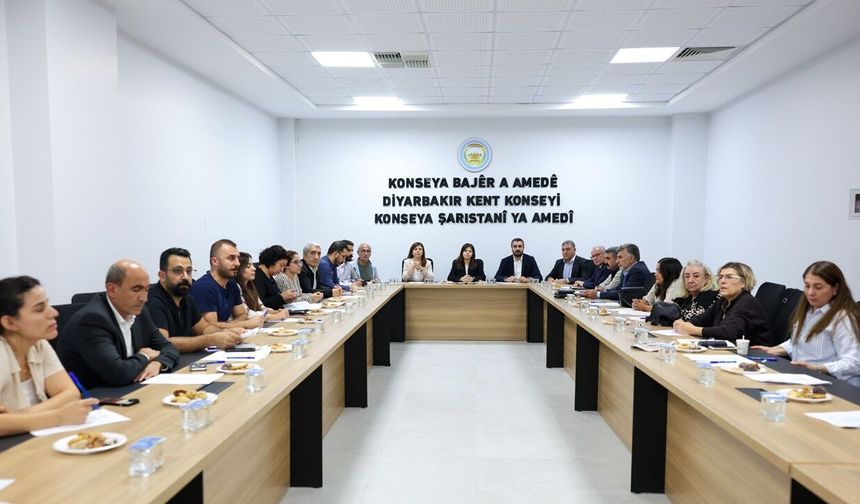 Diyarbakır Büyükşehir Eşbaşkanı Bucak Kent Konseyi toplantısında