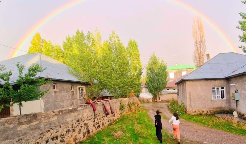 Patnos'ta yağmur sonrası muhteşem görüntü: Gökkuşağı hayran bıraktı