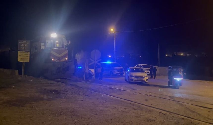 Yük treni otomobile çarptı