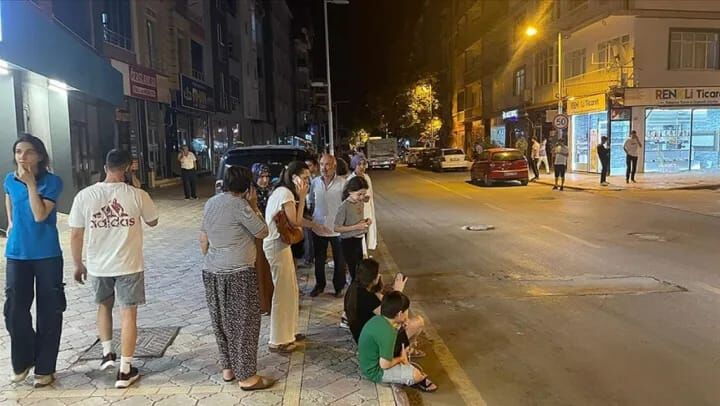 Deprem korkusuyla vatandaşlar balkondan atladı
