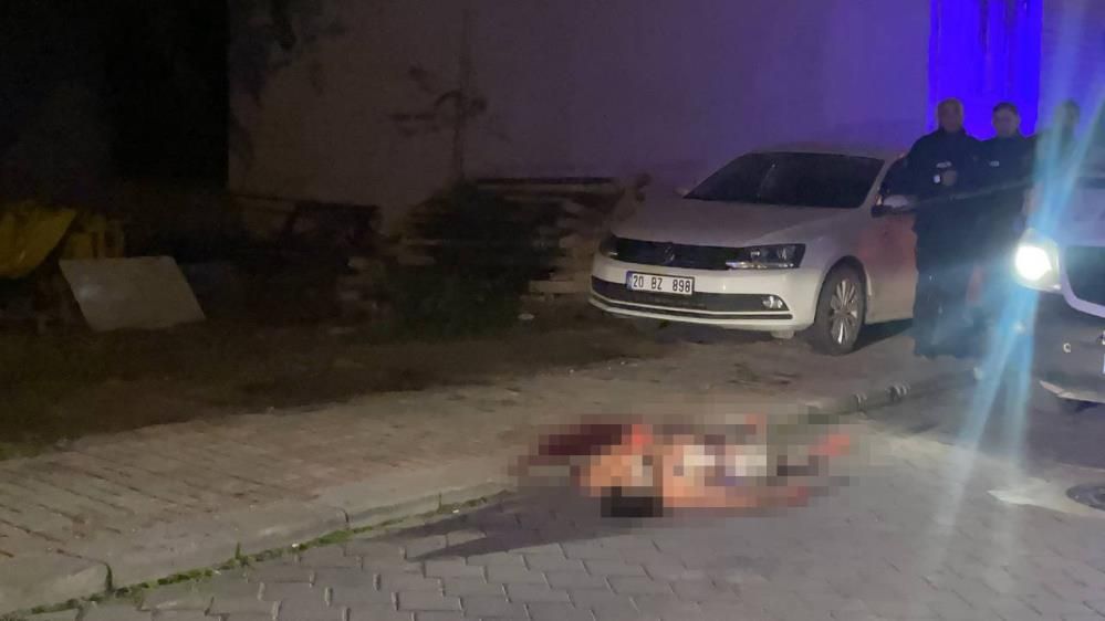 EVİNDE BIÇAKLANDI, SOKAKTA SON NEFESİNİ VERDİ
