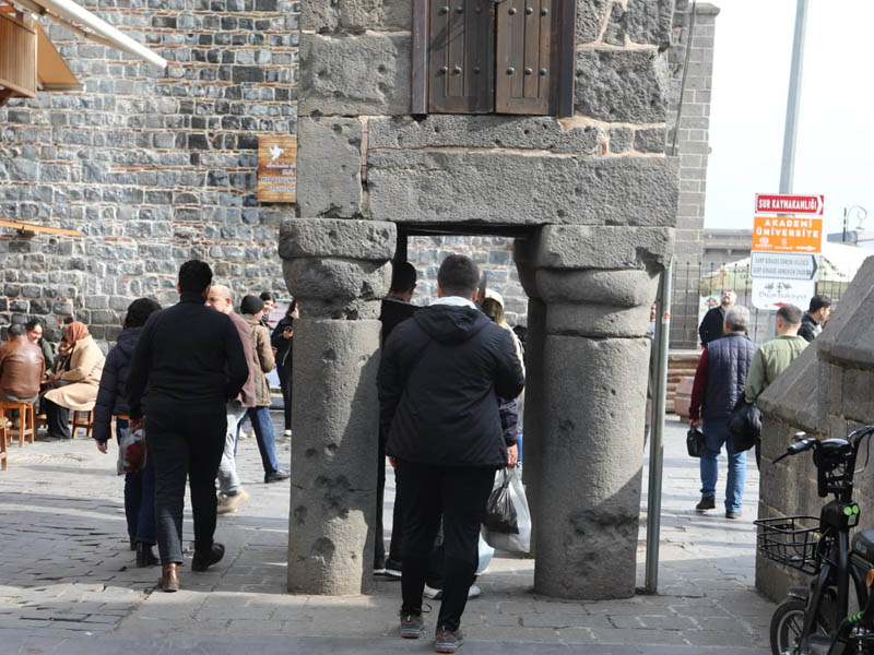 Diyarbakır'da 7 Defa Altından Geçenin Dileği Gerçekleşiyor3