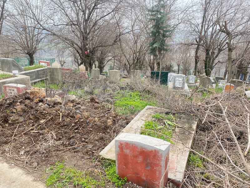 Diyarbakır'daki O Mezarlık Çöplüğe Döndü2