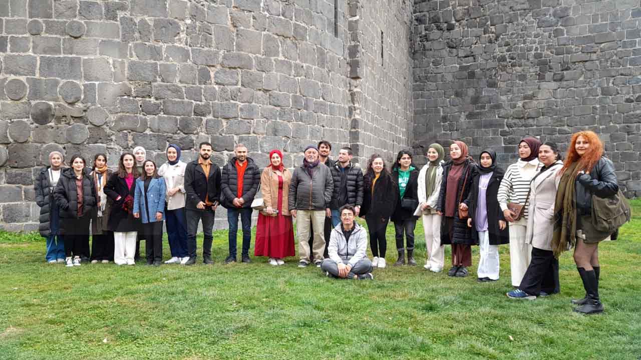 Kürtçe Dili Ve Edebiyatı Topluluğu’ndan Suriçi’ne Yolculuk1