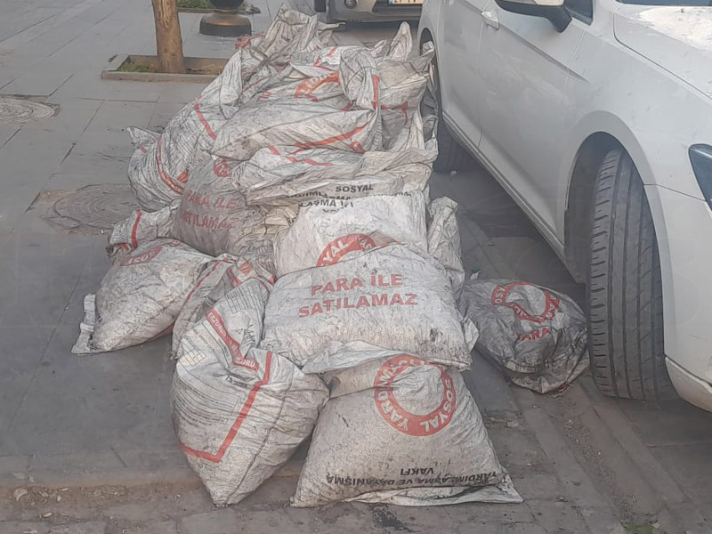 Diyarbakır’da Dağıtılan Yardımlar Sokağa Atıldı3