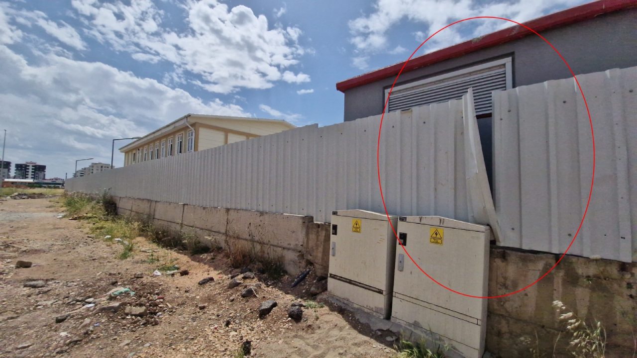 Diyarbakır’da Okul Duvarındaki Sac Çiti Dehşete Neden Oldu (2)