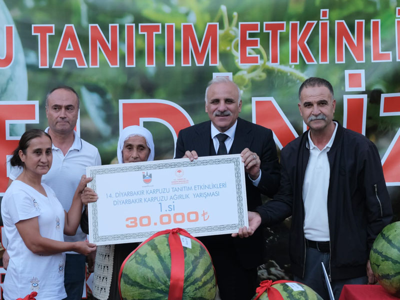 Diyarbakır'da 72’Lik Nine, Karpuz Yarışmasında Birinci Oldu4