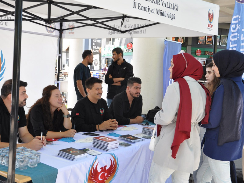 Diyarbakır Polisi, Dicle Üniversitesi'nde Öğrencileri Suçlara Karşı Bilgilendirdi