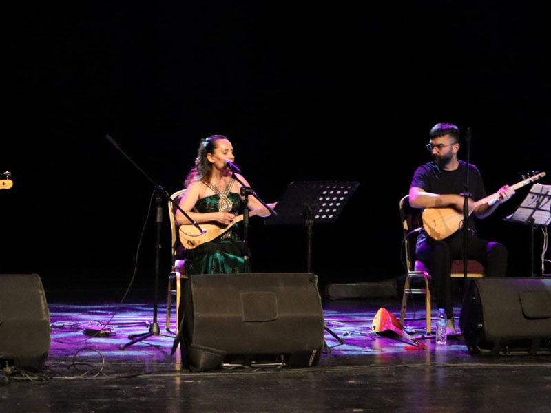 Diyarbakır’da Konser Veren Kürt Sanatçı Ayfer Düzdaş’tan Çarpıcı Açıklama3