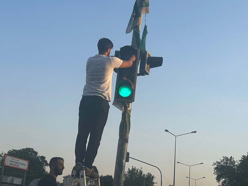 Diyarbakır’daki Trafik Işıklarında Çöp Uyarısı3