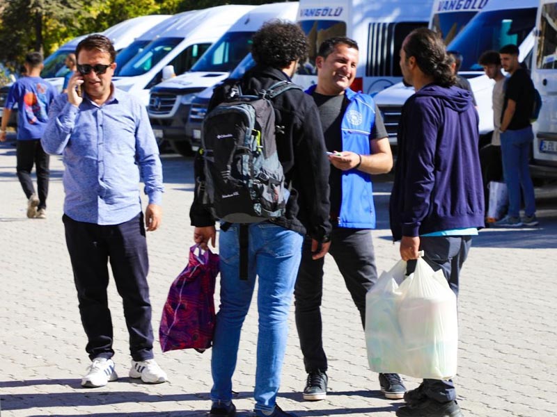 Hakkari'ye Gelen Üniversite Öğrencilerine Sıcak Karşılama3