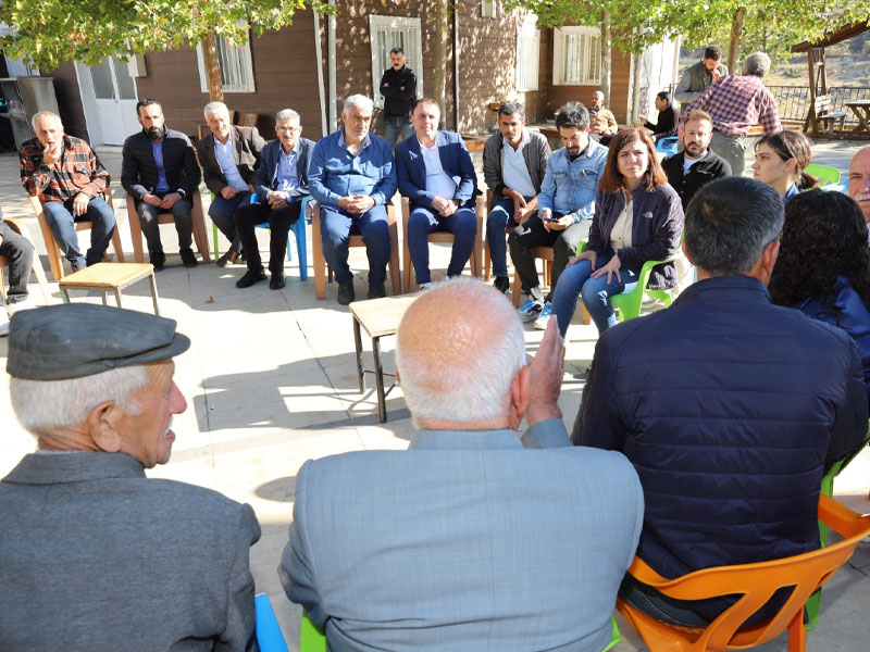 Serra Bucak Eğil’de Muhtarlarla Görüştü, Belediye Başkanı Eşlik Etmedi3