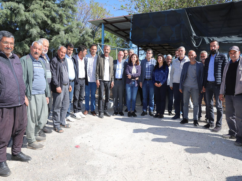 Serra Bucak Eğil’de Muhtarlarla Görüştü, Belediye Başkanı Eşlik Etmedi4