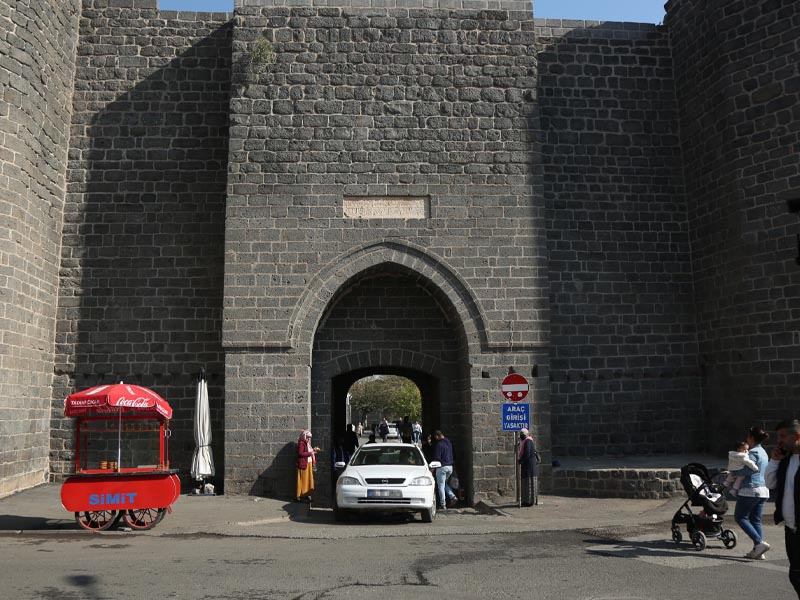 Diyarbakır’da Binlerce Yıllık Tarihe Yakışmayan Görüntü4