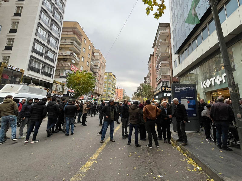 Diyarbakır’da Erkekler ‘Jin, Jîyan, Azadî’ Sloganını Attı3