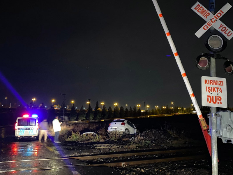 Diyarbakır'da Yolcu Treni Otomobile Çarptı3