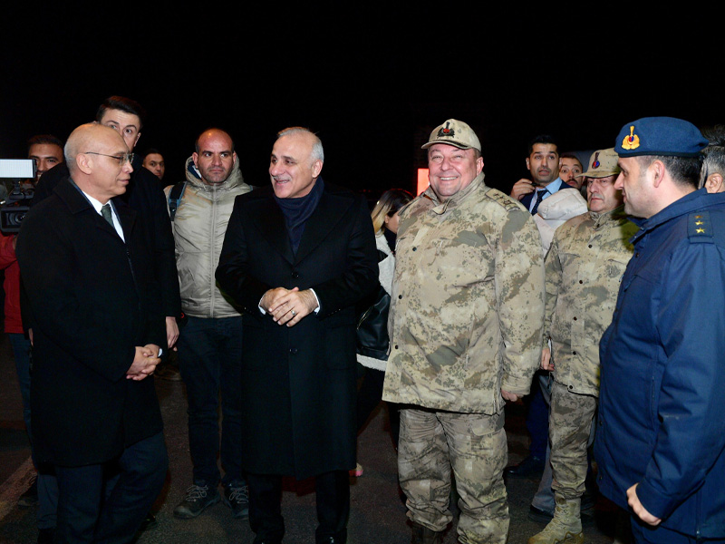 Diyarbakır Valisi Zorluoğlu, Yılbaşı Gecesi Sahaya Indi4