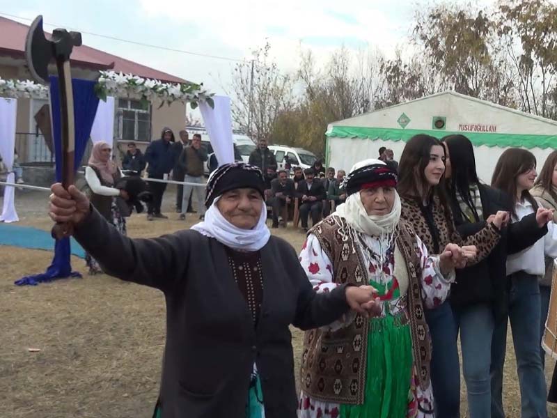 Halay Başını Kaptırmamak Için Baltayla Önlem Aldı2