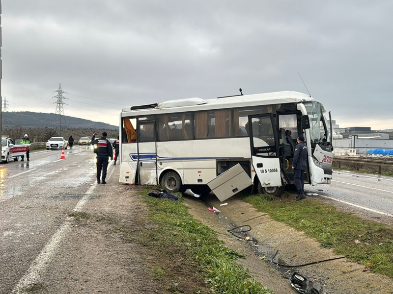 18 Işçinin Bulunduğu Servis Yoldan Çıkarak Refüje Çarptı1