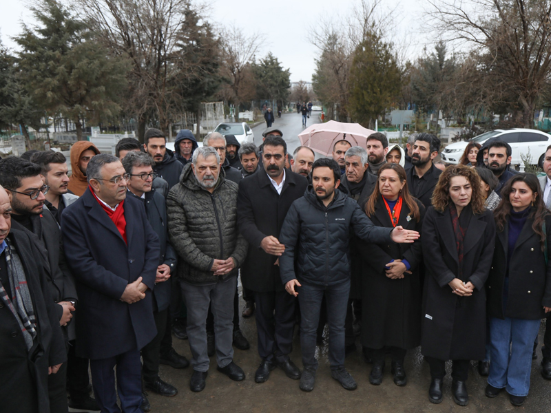 Diyarbakır’da Depremde Yaşamını Yitirenler Mezarı Başında Anıldı2