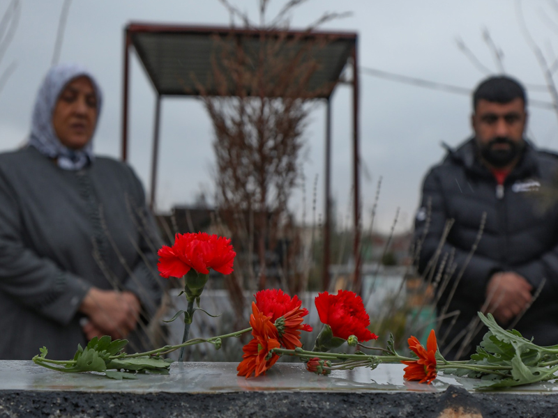 Diyarbakır’da Depremde Yaşamını Yitirenler Mezarı Başında Anıldı3