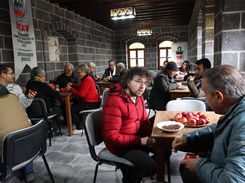 Diyarbakır'da 'Karanfilli Elma Günü' Kutlandı 2