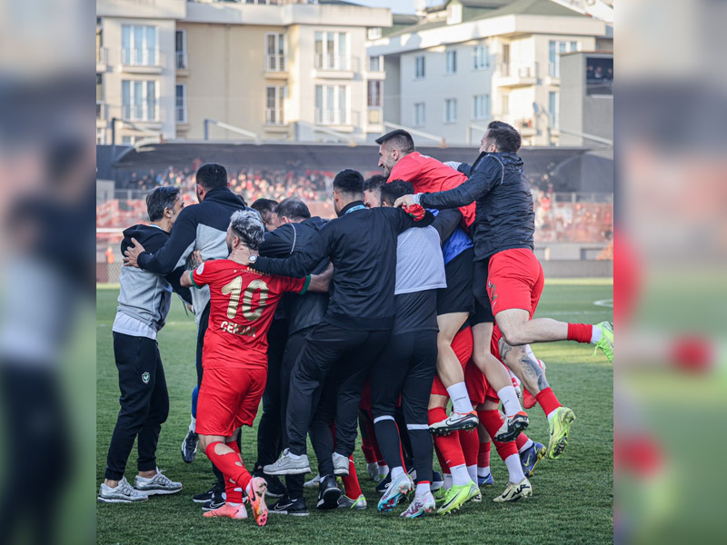 Amedspor Soyunma Odasında Coşkulu Sevinç!2