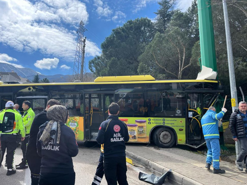 Belediye Otobüsünün Freni Patladı, Çok Sayıda Yaralı Var1