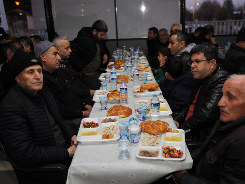 Diyarbakır Valisi Ve Milletvekilleri Ilk Iftarı Orada Açtı4