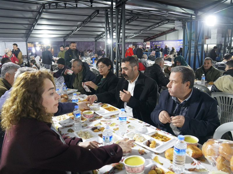 Diyarbakır’da Eş Başkanlar Iftar Çadırında Yemek Dağıttı2