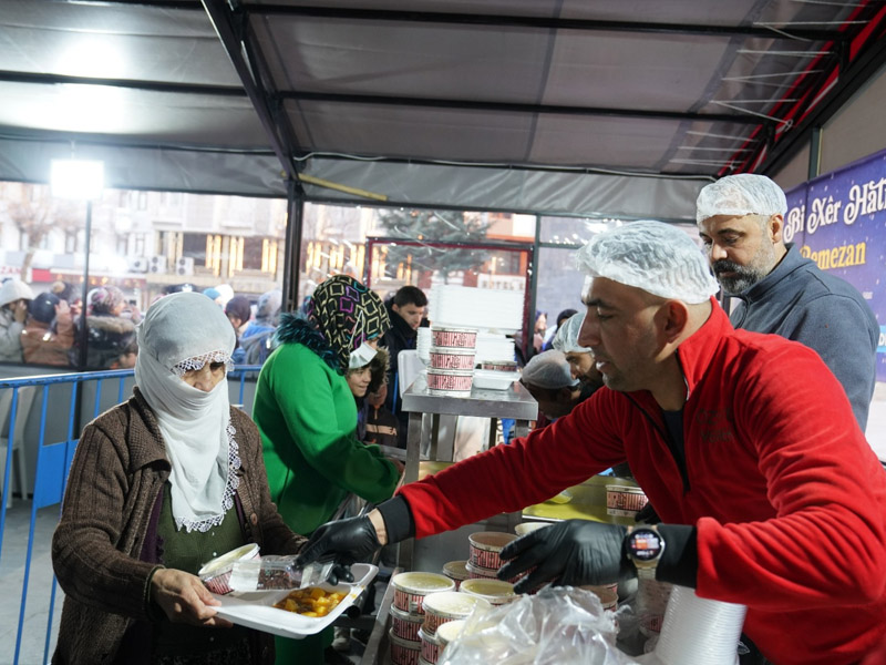 Diyarbakır’da Eş Başkanlar Iftar Çadırında Yemek Dağıttı3