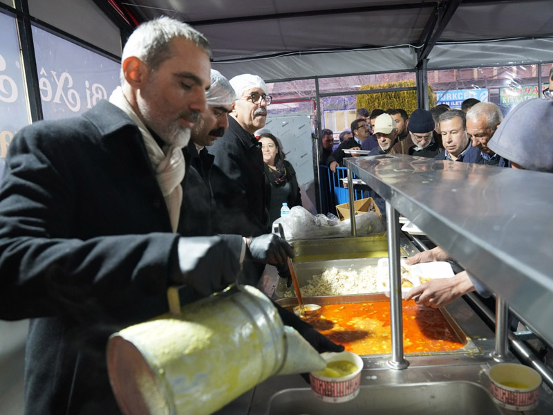 Diyarbakır’da Eş Başkanlar Iftar Çadırında Yemek Dağıttı4