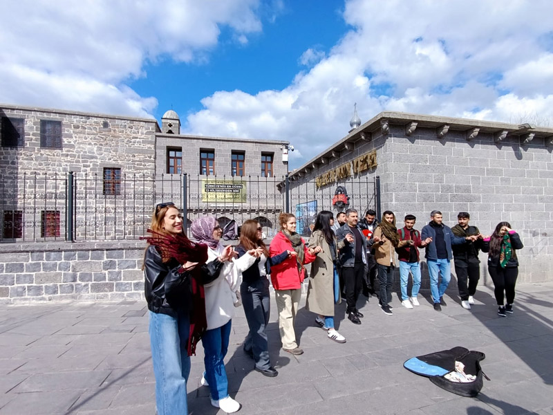 Diyarbakır’da Kilise Ve Cami Arasında Kürtçe Müzikli Delilo!2