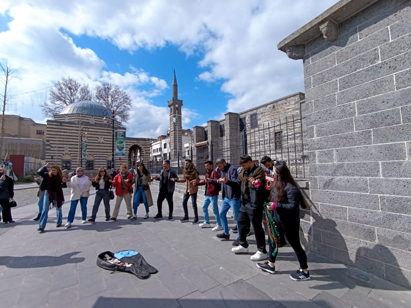 Diyarbakır’da Kilise Ve Cami Arasında Kürtçe Müzikli Delilo!3