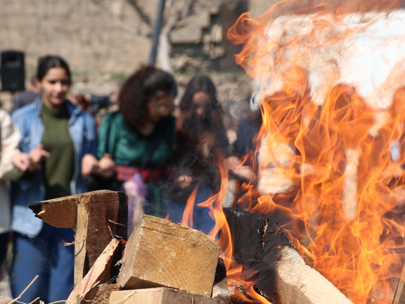 Diyarbakır'da Newroz'un Ilk Ateşi Yakıldı3