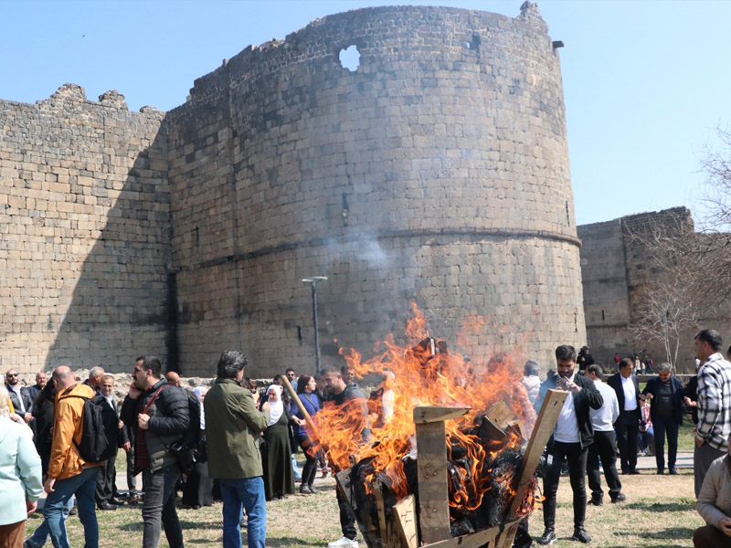 Diyarbakır'da Newroz'un Ilk Ateşi Yakıldı4