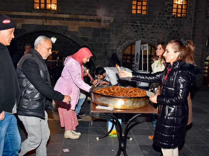 Diyarbakır’da Teravihten Çıkan Vatandaşlara Tatlı Ikramı2