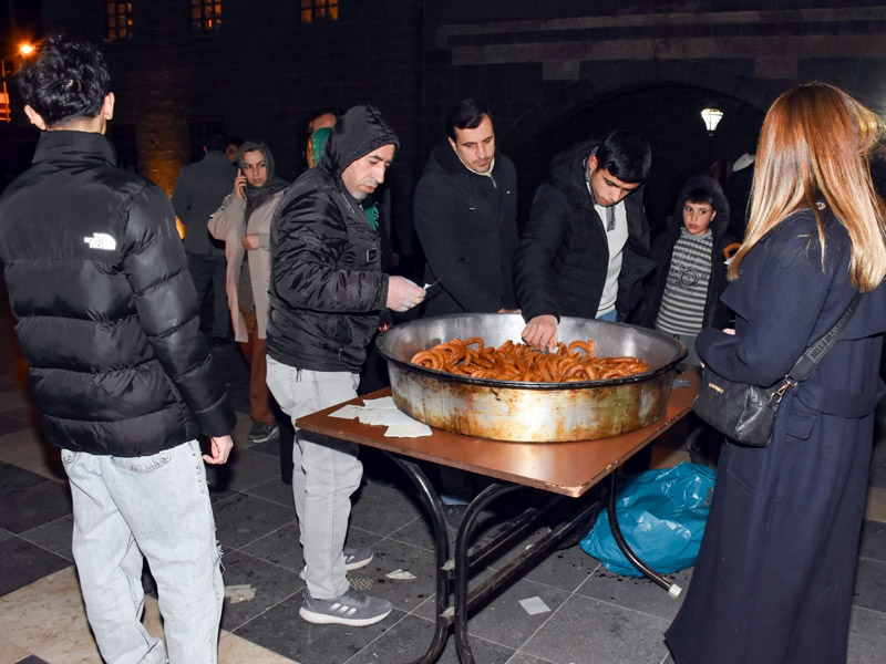 Diyarbakır’da Teravihten Çıkan Vatandaşlara Tatlı Ikramı4