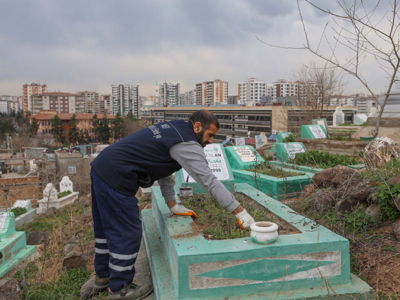 Diyarbakır’daki Mezarlıklarda Bayram Temizliği