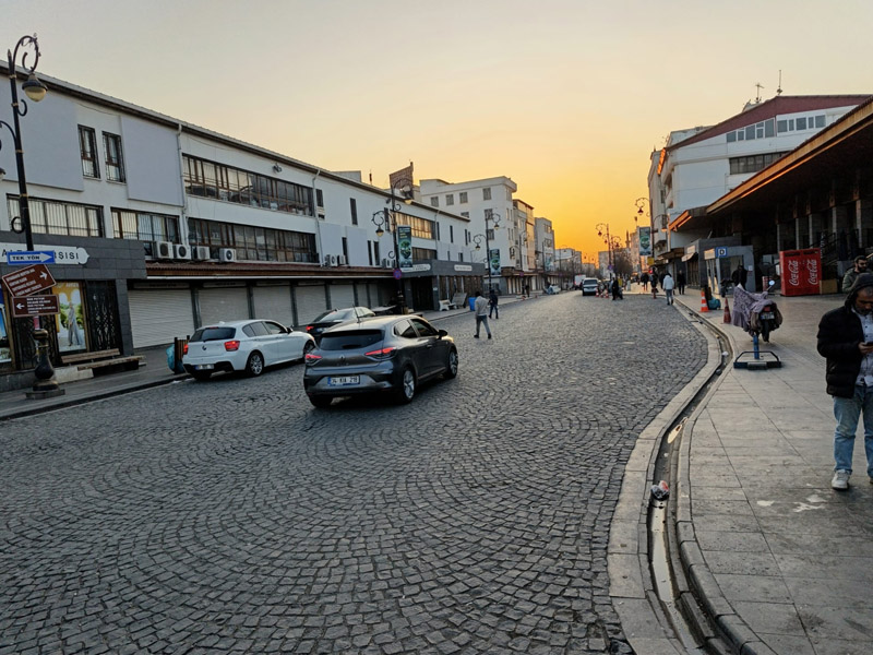 İlk Iftar Öncesi Diyarbakır Caddeleri Boşaldı 3