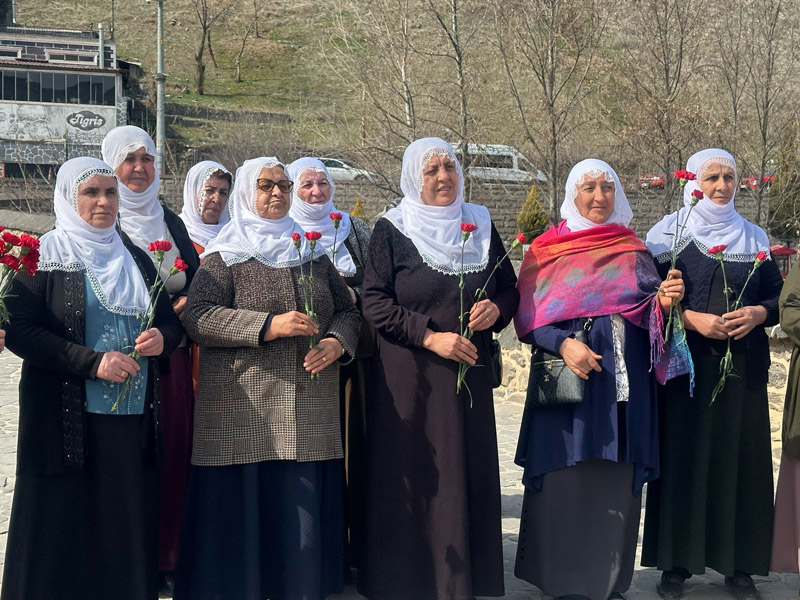 On Gözlü Köprü'den Dicle Nehri'ne Karanfiller Bırakıldı 2