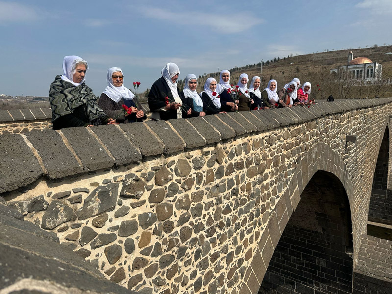 On Gözlü Köprü'den Dicle Nehri'ne Karanfiller Bırakıldı 3