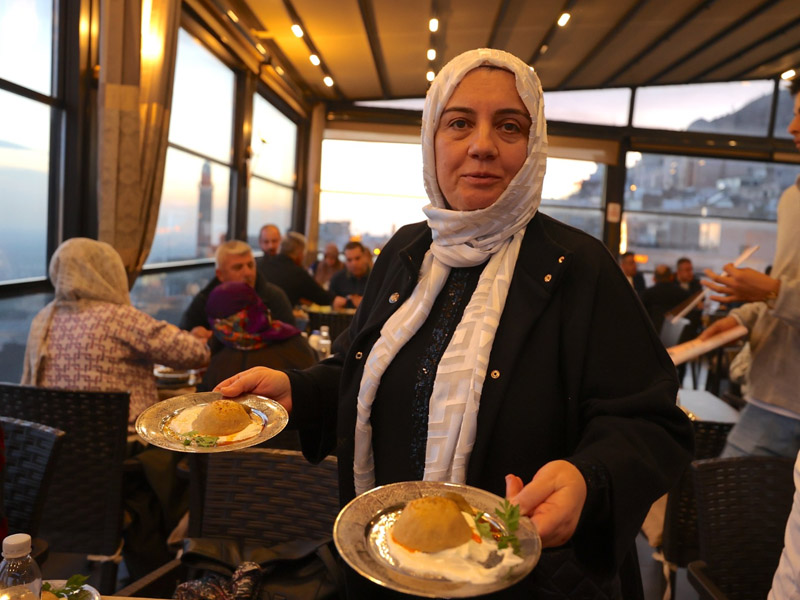 Bu Restoranda Sadece Kadınlar Çalışıyor1