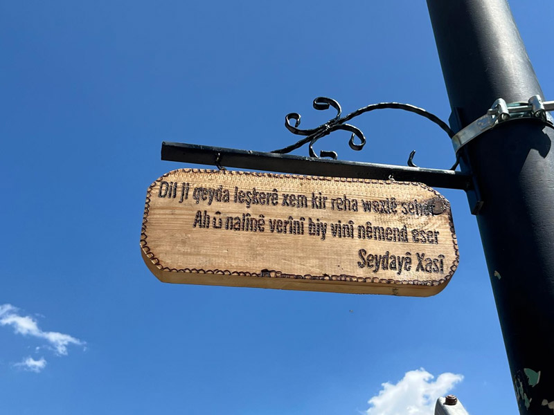 Diyarbakır’da Kürt Edebiyatı Beyitleri Bu Kez Direklere Asıldı3