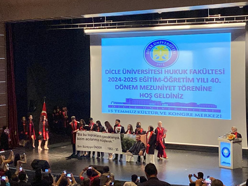 Diyarbakır’da Mezuniyet Töreninde Önder Pankartlı Mesaj2