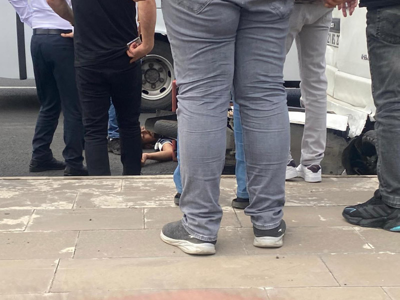 Diyarbakır'da Motosikletli Kurye, Öğrenci Servisine Çarptı2