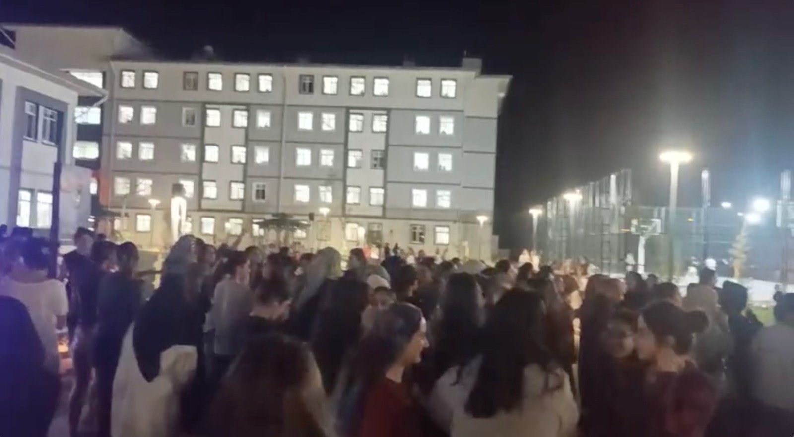 Diyarbakirda Yurttaki Kiz Ogrencileri Ayaga Kaldiran Olay 1