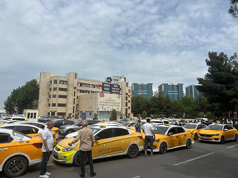 Diyarbakır'da Zam Isteyen Taksiciler Belediye Önünde Toplandı3