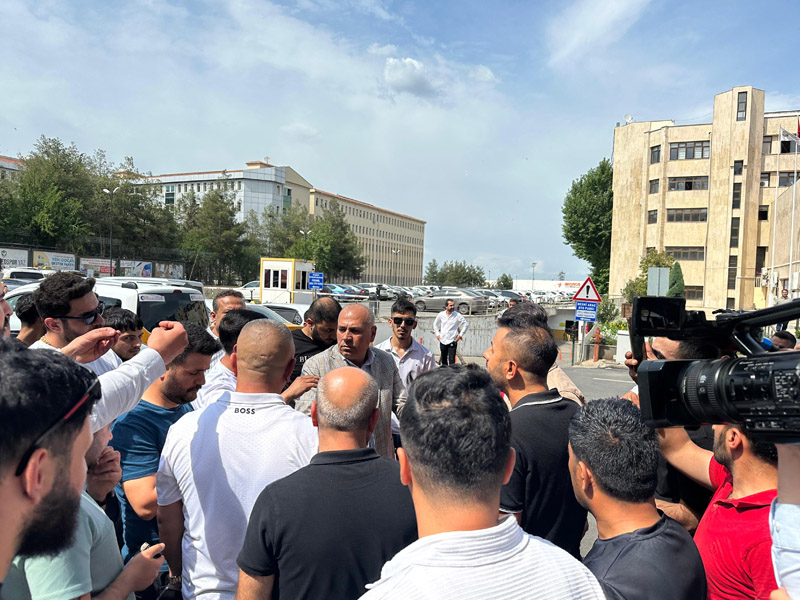 Diyarbakır'da Zam Isteyen Taksiciler Belediye Önünde Toplandı4