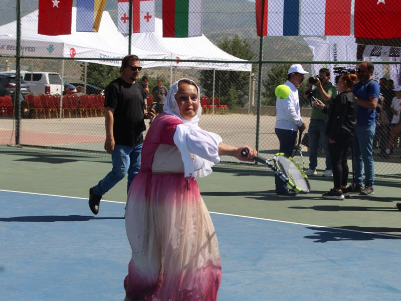Dünya Sporcularına Karşı Şal U Şepik Ve Kıras Fistan Ile Yarıştılar1